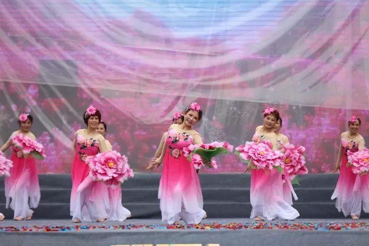 夏季的时尚女孩